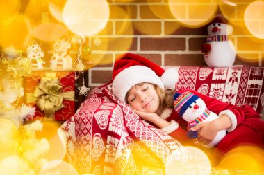 köknar ağacının yanında uyuyan kız 