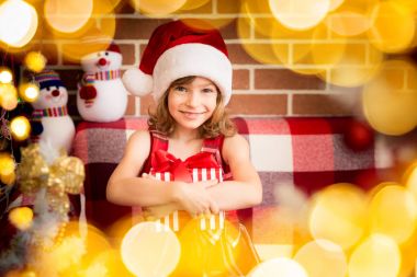 Noel hediye kutusu tutan kız 