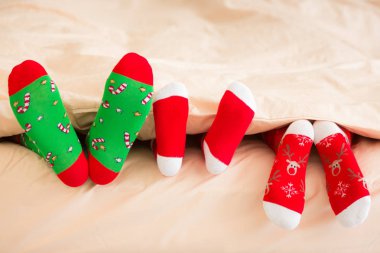 Üç çift sıcak çoraplı ayaklar