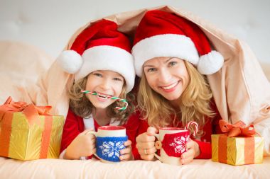 kadın ve battaniyenin altında yatan kızı