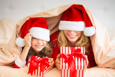 kadın ve battaniyenin altında yatan kızı