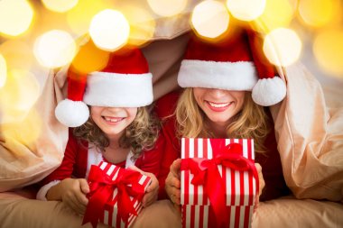 kadın ve battaniyenin altında yatan kızı