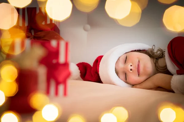 Ragazza che dorme sul letto — Foto Stock