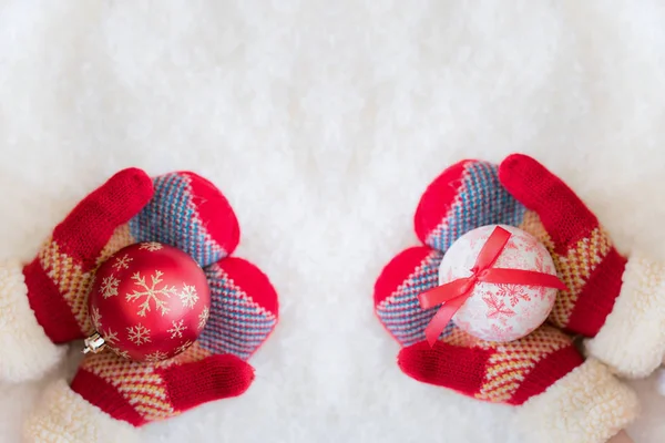 Mãos segurando brinquedos de árvore de natal — Fotografia de Stock