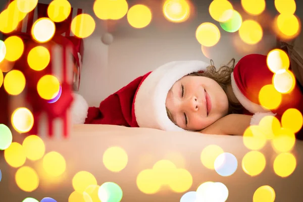 Mädchen schläft auf dem Bett — Stockfoto