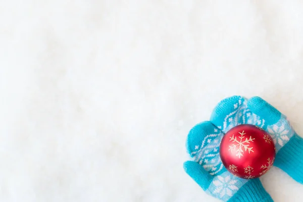 Mani che tengono albero di Natale giocattolo — Foto Stock