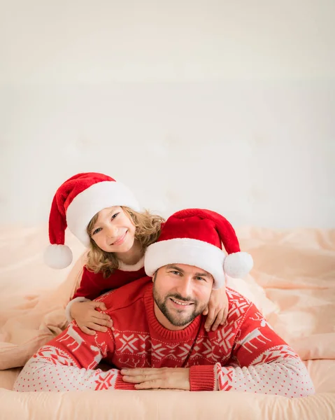 Padre e figlia sdraiati sotto coperta — Foto Stock