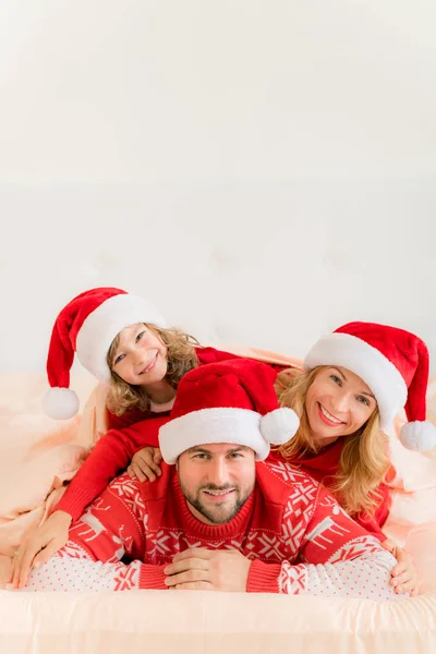Famiglia felice sdraiata sotto coperta — Foto Stock