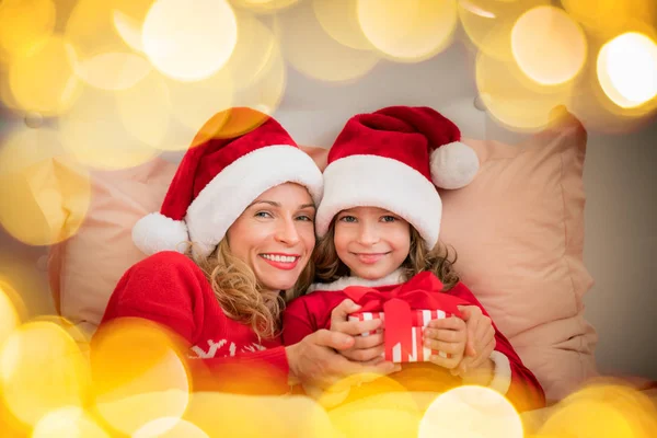 Madre e figlia in cappelli di Babbo Natale — Foto Stock