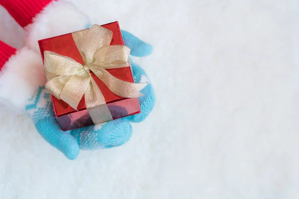 Handen in wanten houden doos van de gift — Stockfoto