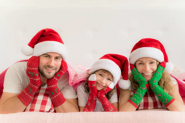 Famiglia felice sdraiata sotto coperta — Foto Stock