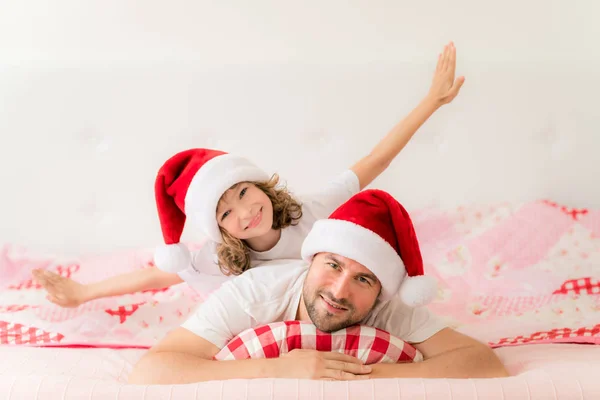 Padre e figlia sdraiati sotto coperta — Foto Stock