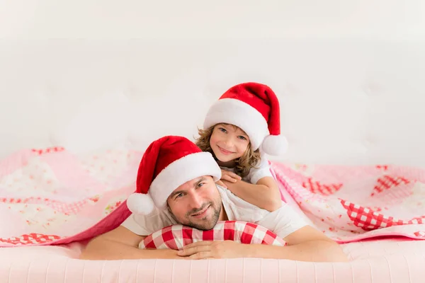 Apa és lánya, takaró alatt fekvő — Stock Fotó