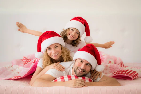 Gelukkige familie liggen onder deken — Stockfoto