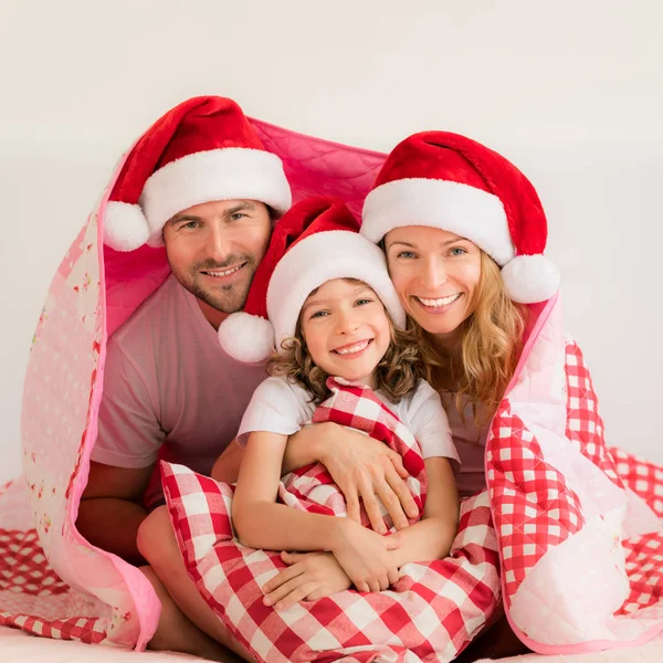 Šťastná rodina sedí pod dekou — Stock fotografie