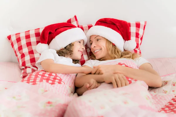 Madre e figlia in cappelli di Babbo Natale — Foto Stock