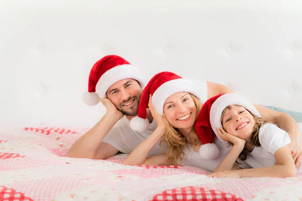 Famiglia felice sdraiata sul letto — Foto Stock