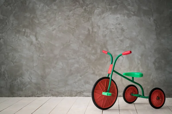 Ретро велосипед для детей — стоковое фото