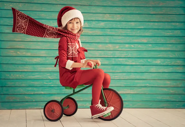 Kind rijdt een fiets — Stockfoto