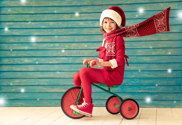 Lapsi ajaa polkupyörällä — kuvapankkivalokuva