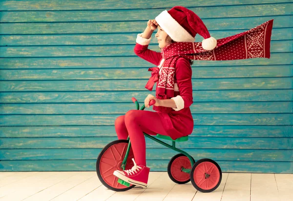 Kind rijdt een fiets — Stockfoto