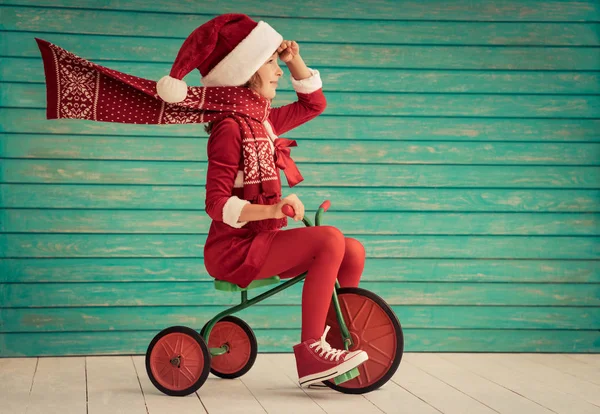 Criança monta uma bicicleta — Fotografia de Stock