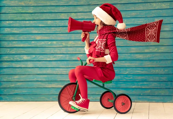 Bambino guida una bicicletta — Foto Stock