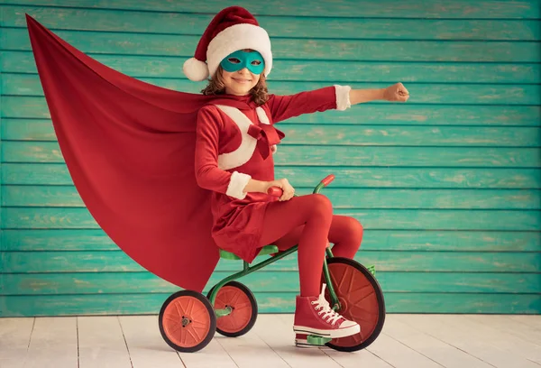 Niño monta en bicicleta — Foto de Stock