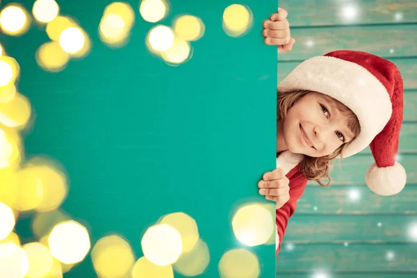 Chica sosteniendo banner en blanco — Foto de Stock