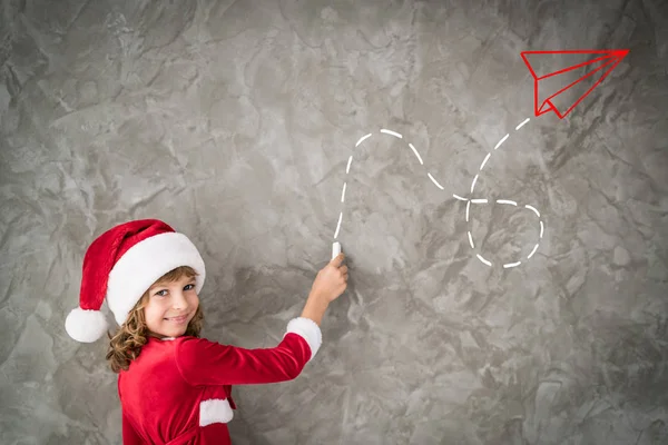 Menina desenho na parede cinza — Fotografia de Stock