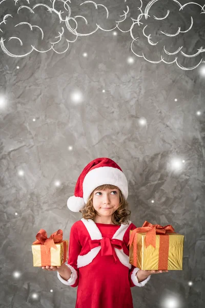 女の子ホールディング 2 クリスマス プレゼント — ストック写真