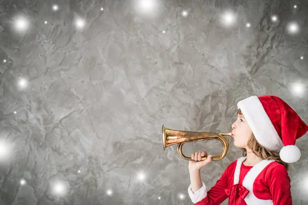 Meisje blazen om de trompet — Stockfoto