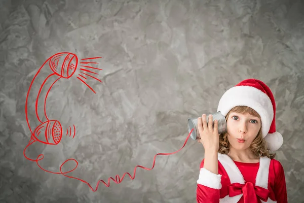 Ragazza in possesso può giocattolo del telefono — Foto Stock