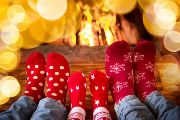 Pieds en chaussettes chaudes de Noël — Photo