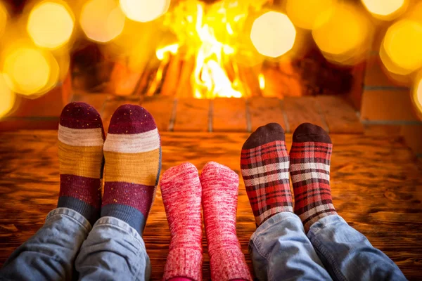 Pieds en chaussettes chaudes de Noël — Photo