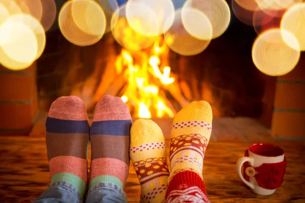 Pies en calcetines cálidos de Navidad — Foto de Stock