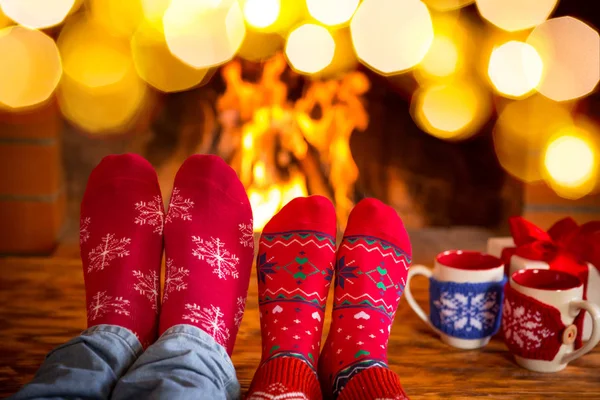 Pies en calcetines cálidos de Navidad — Foto de Stock