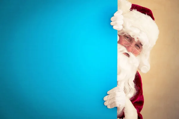 Święty Mikołaj trzyma sztandar — Zdjęcie stockowe