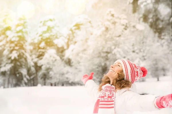 Ung kvinna i vinter park — Stockfoto