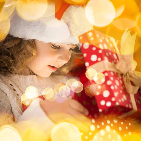 Ragazza apertura regalo di Natale — Foto Stock