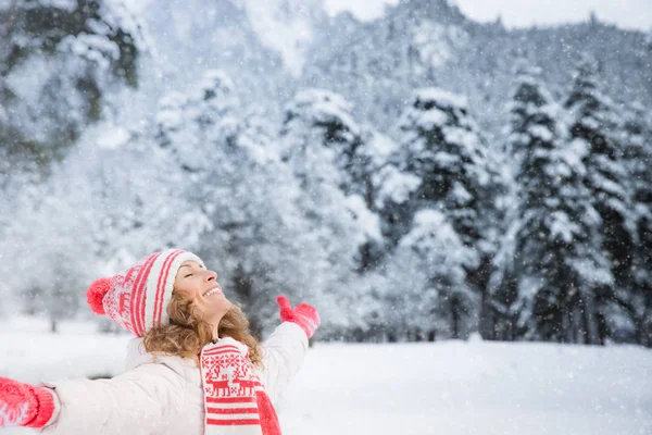 Jovem mulher no parque de inverno — Fotografia de Stock