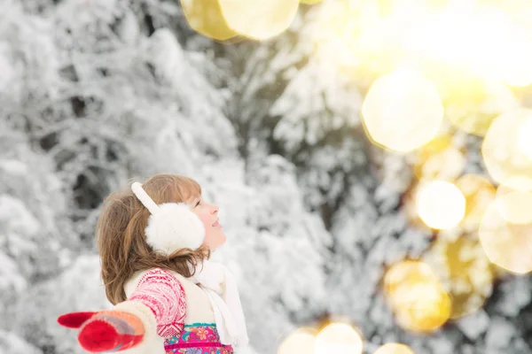 Mädchen im verschneiten Winterpark — Stockfoto