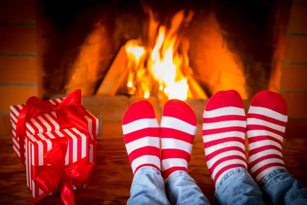 Füße in warmen Weihnachtssocken — Stockfoto