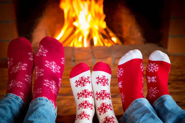 Pés em meias quentes de Natal — Fotografia de Stock