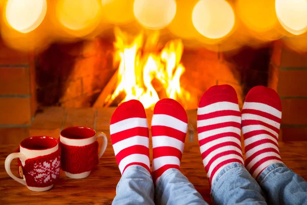 Nohy v teplé Vánoce ponožky — Stock fotografie