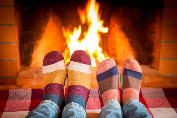 Füße in warmen Weihnachtssocken — Stockfoto