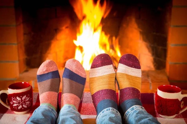 Piedi in caldi calzini natalizi — Foto Stock