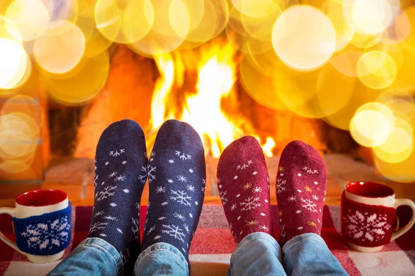 Pies en calcetines cálidos de Navidad — Foto de Stock