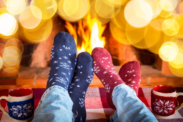 Πόδια σε ζεστά Χριστούγεννα κάλτσες — Φωτογραφία Αρχείου