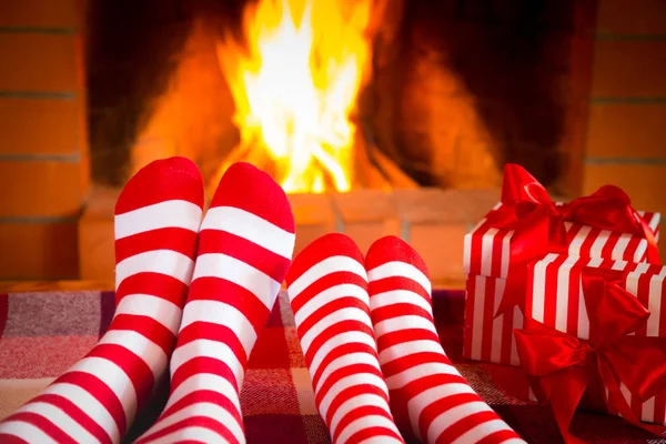 Pés em meias quentes de Natal — Fotografia de Stock